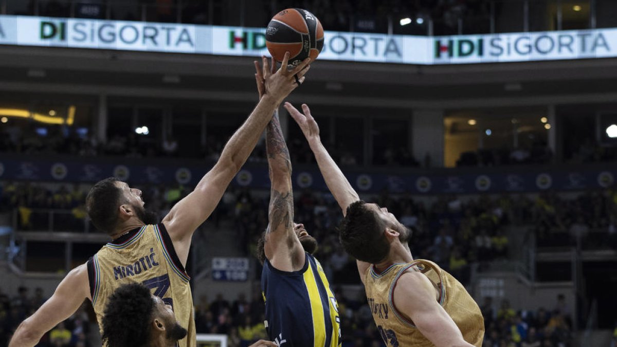 Mirotic i Satoransky lluiten per una pilota amb un rival.
