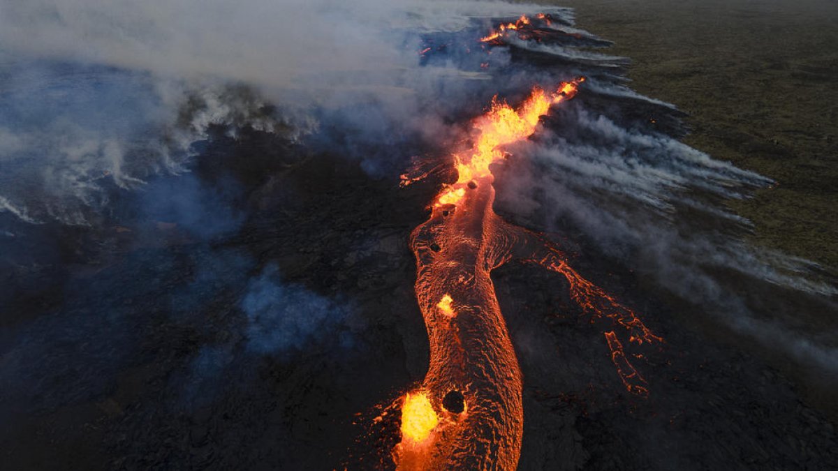 El volcán Frasgadalsfjall ha empezado a expulsar lava y humo.