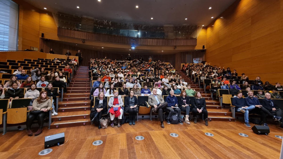 Cerca de 200 alumnos asistieron a la jornada ‘#100tífiques’.