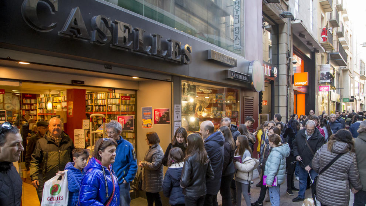 Les cues van ser la tònica dominant a les portes de la llibreria Caselles per aconseguir la firma d’artistes d’‘Eufòria’.