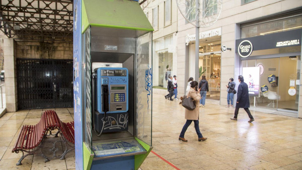 Una cabina a la plaça Sant Joan de Lleida, plena de pintades.