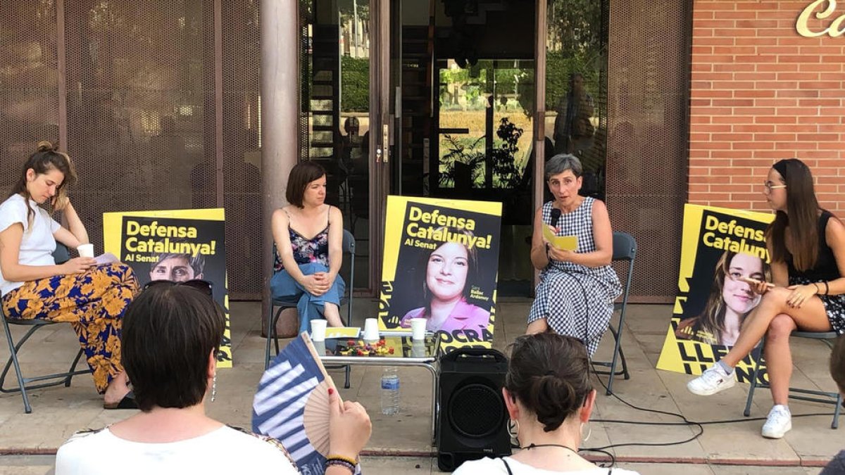 Sara Bailac y Carme Lostao, ayer en un acto en Oliana.