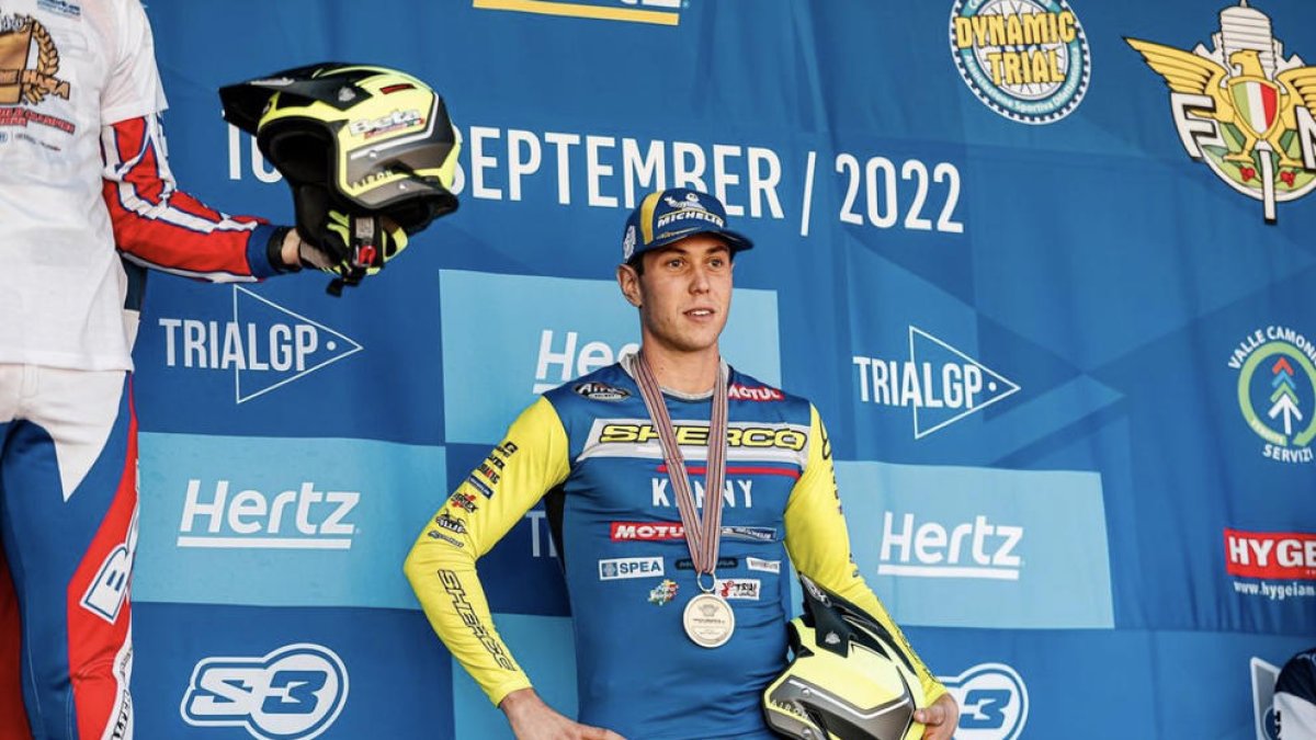 Arnau, amb el metall de bronze.