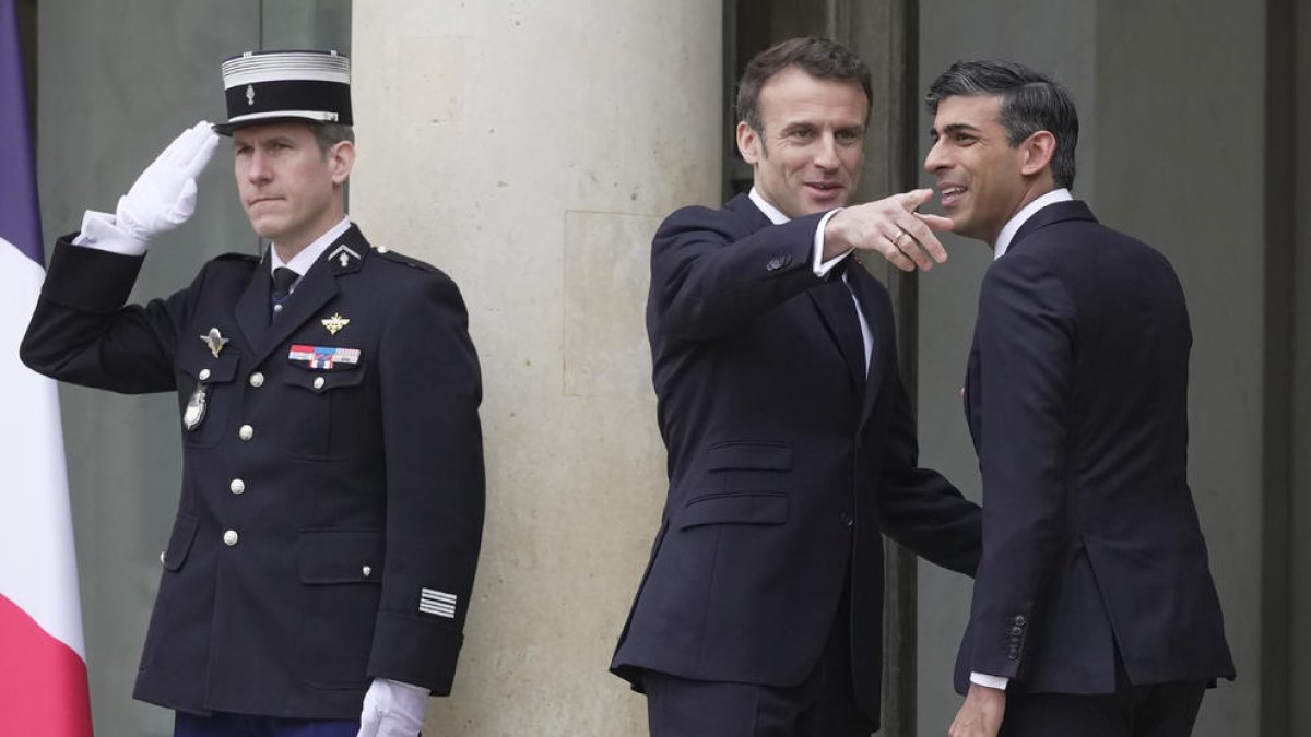 Emmanuel Macron dona la benvinguda a Rishi Sunak.