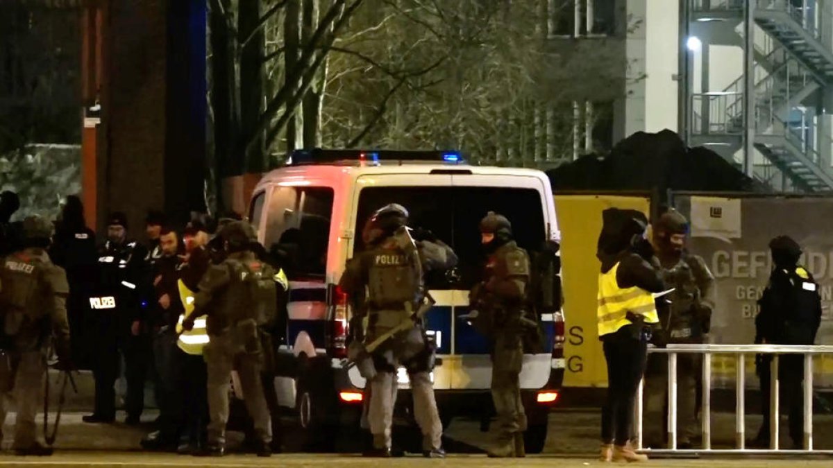 Forces policials i sanitàries a la zona del tiroteig.