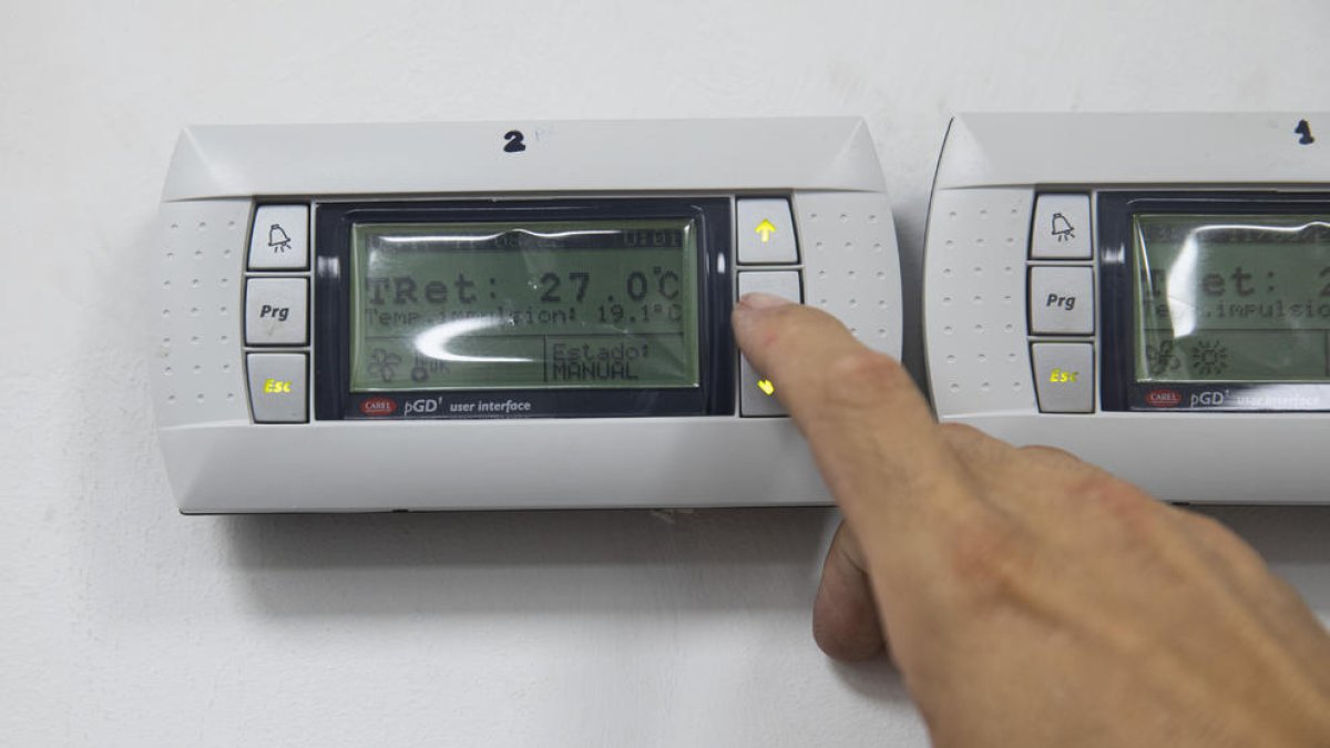 Detall del termòmetre d'un establiment després de l'entrada en vigor de les primeres mesures del Pla de mesures d'Estalvi i Eficiència Energètica de l'Administració General de l'Estat (AGE).