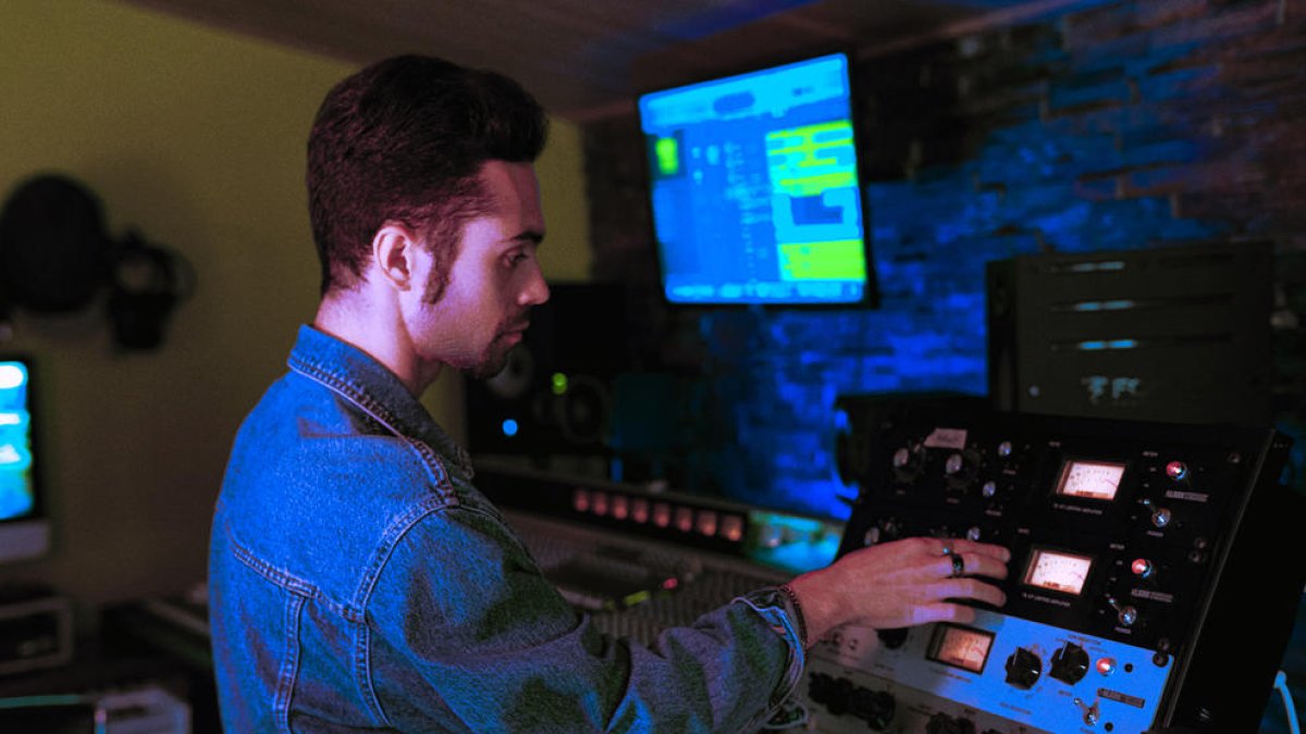 El productor leridano Albert Cortasa, en el estudio en el que está grabando las sesiones.
