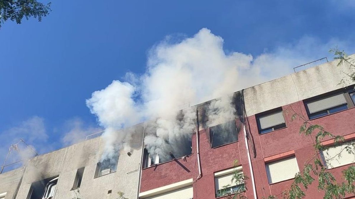 El piso incendiado de la calle Quevedo de Badalona.