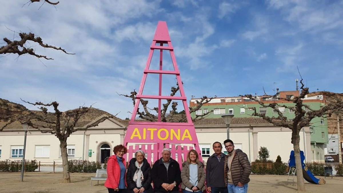 Representants de l’ajuntament davant d’un dels bancs.