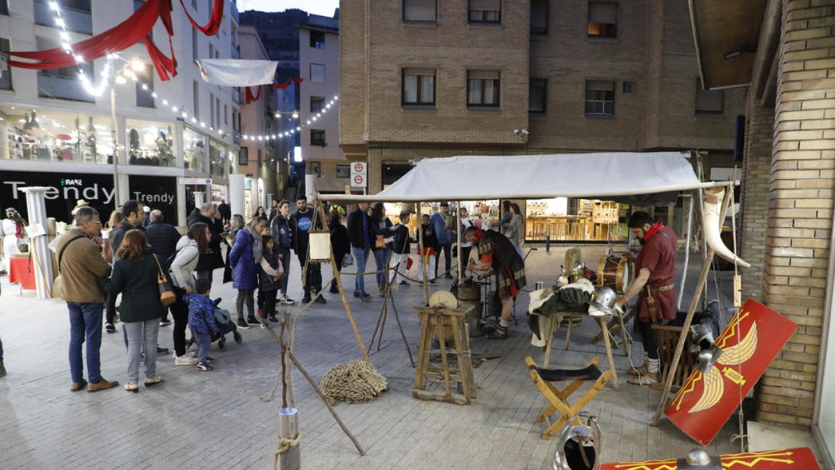 Assistents al mercat miren la recreació d’un campament romà.