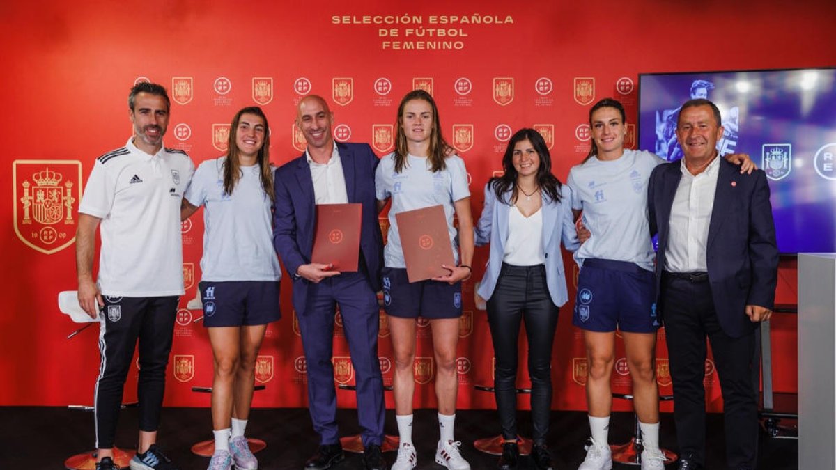 Imagen del acto en el que se escenificaba el pacto entre Federación y jugadoras