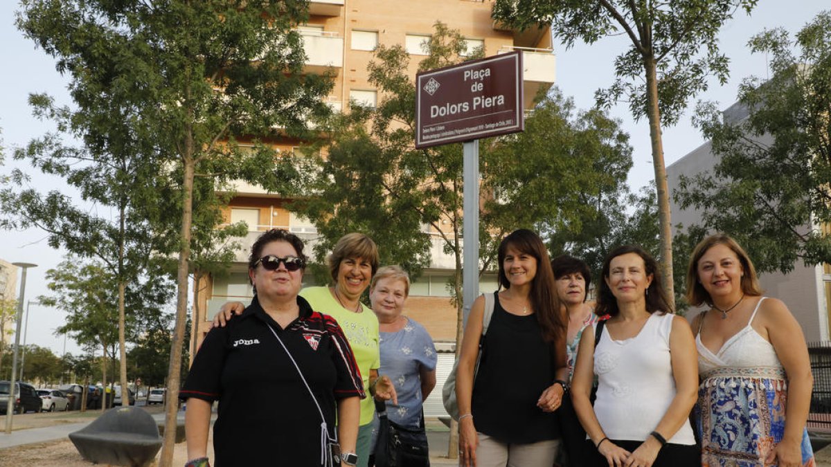 La presidenta de Balàfia, Jos Farreny, amb membres de la junta de l'associació de veïns i de Dona Balàfia, a la plaça Dolors Piera
