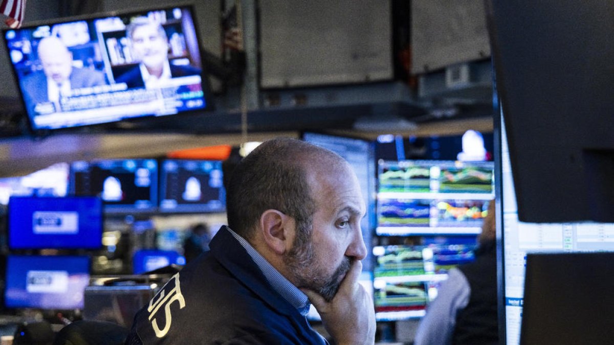 Los mercados siguen a la baja a la espera de lo que haga hoy la Reserva Federal estadounidense.