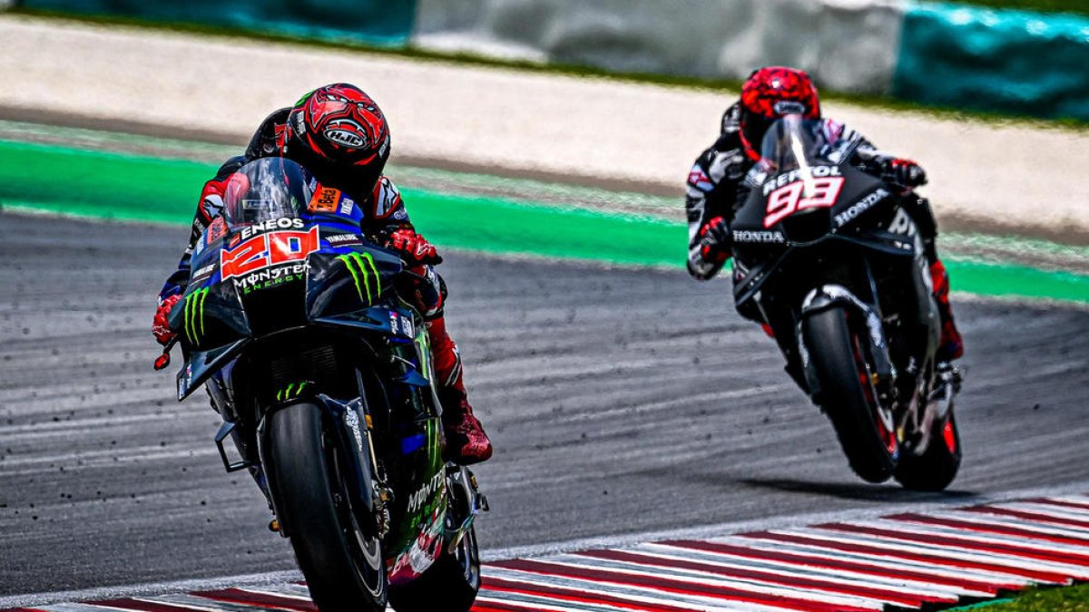 Marc Márquez, darrere del francès Fabio Quartararo durant el test d’ahir a Sepang.