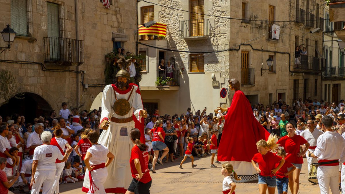 Els veïns d'Arbeca van acomiadar les festes amb el Ball de Valencians i de gegants.