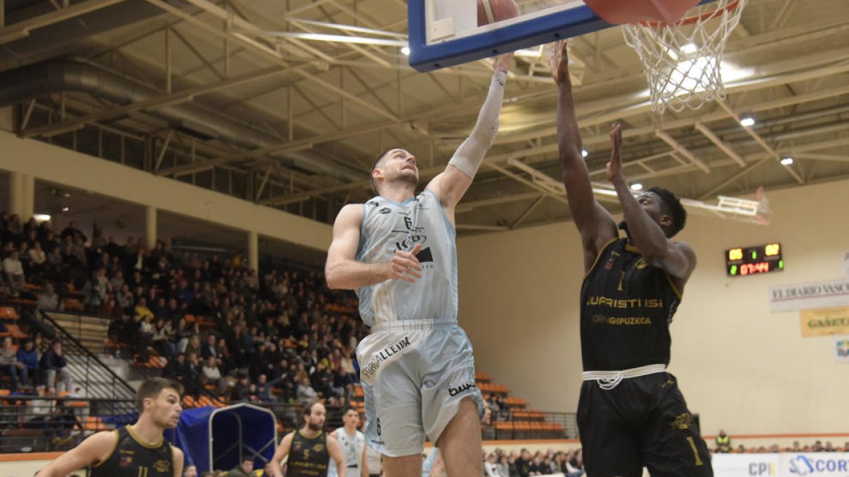 Cuéllar intenta anotar ante la oposición de Sy.