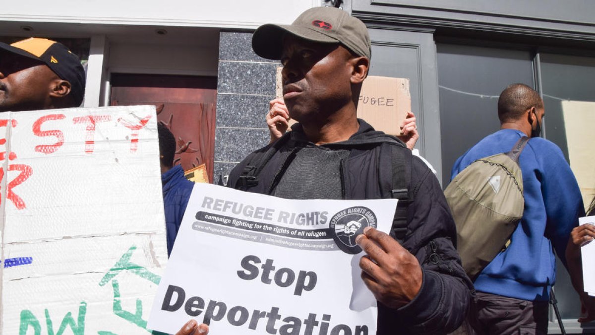 Una manifestació en contra de les deportacions a Ruanda.