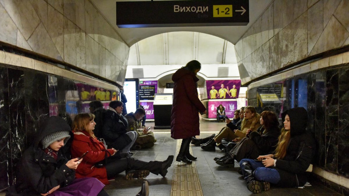 Civils ucraïnesos es refugien en una estació de metro durant una alerta d’atac aeri a Kíiv.