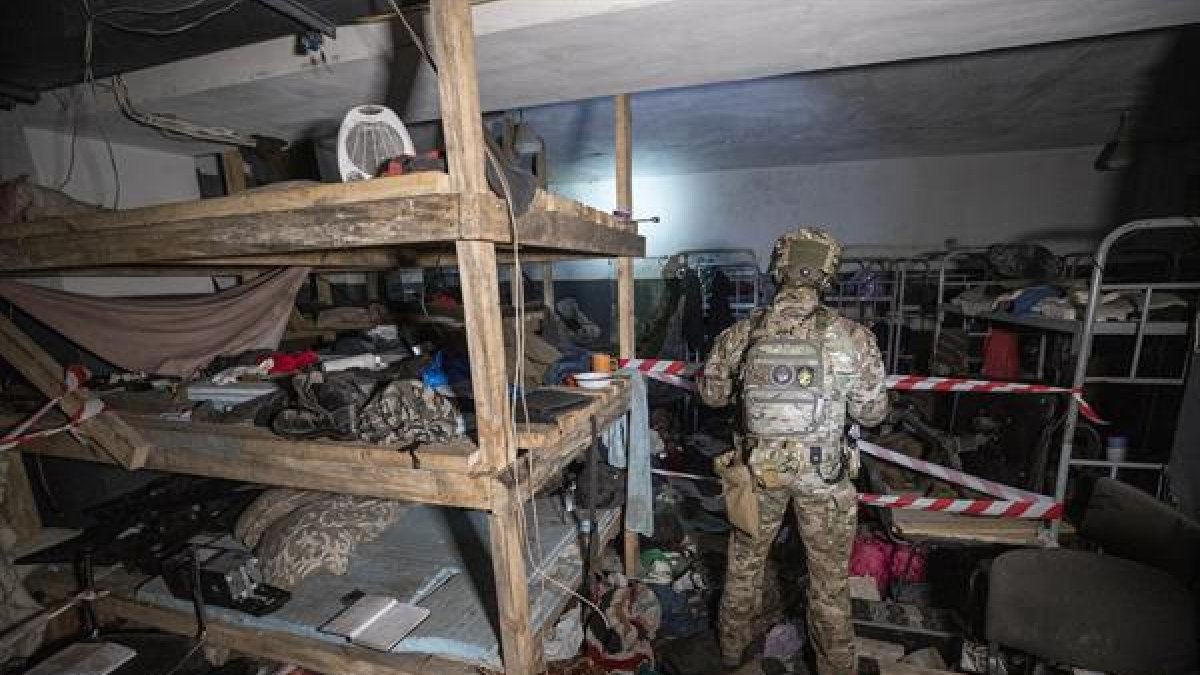 Un soldat rus a l’interior de planta d’Azovstal, a Mariúpol.