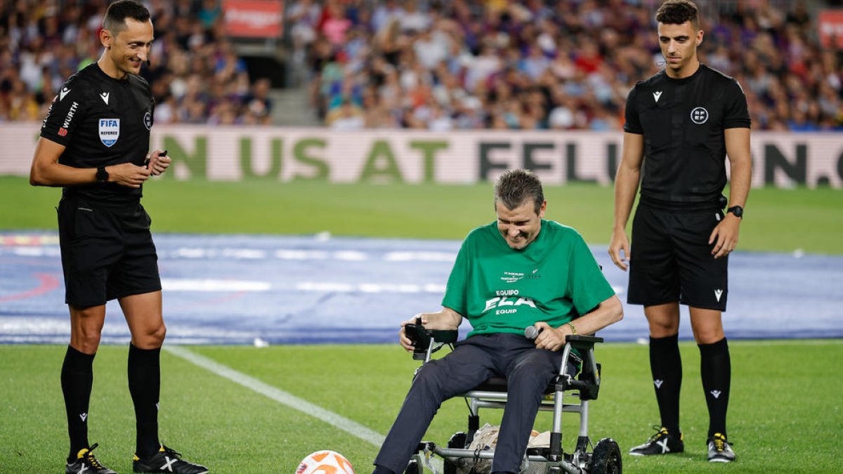 Juan Carlos Unzué, organizador del encuentro y enfermo de ELA, hizo el saque de honor del encuentro y reclamó “tramitar ya la ley” de dicha enfermedad.