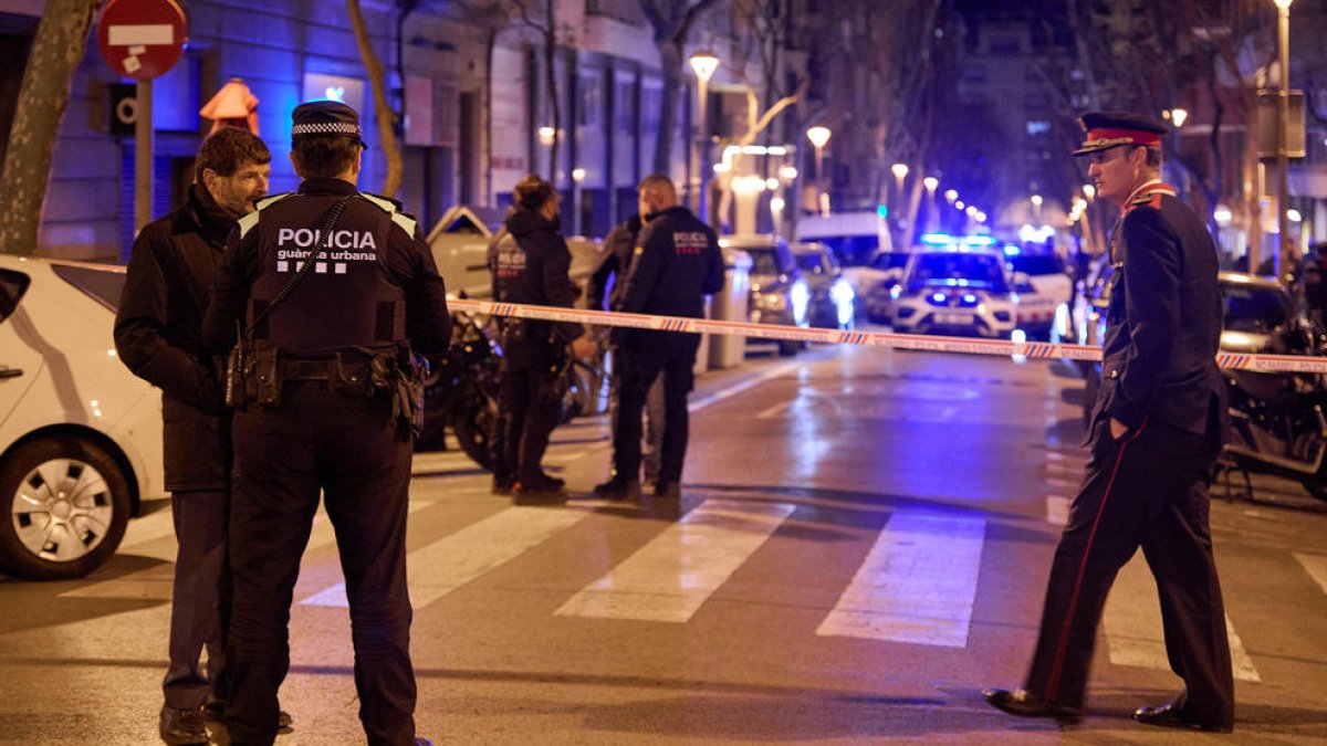 Mossos d’Esquadra y Guardia Urbana en el lugar de los hechos.