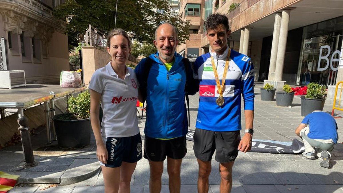 Xavi Badia, amb la medalla, al guanyar la prova a Manresa.