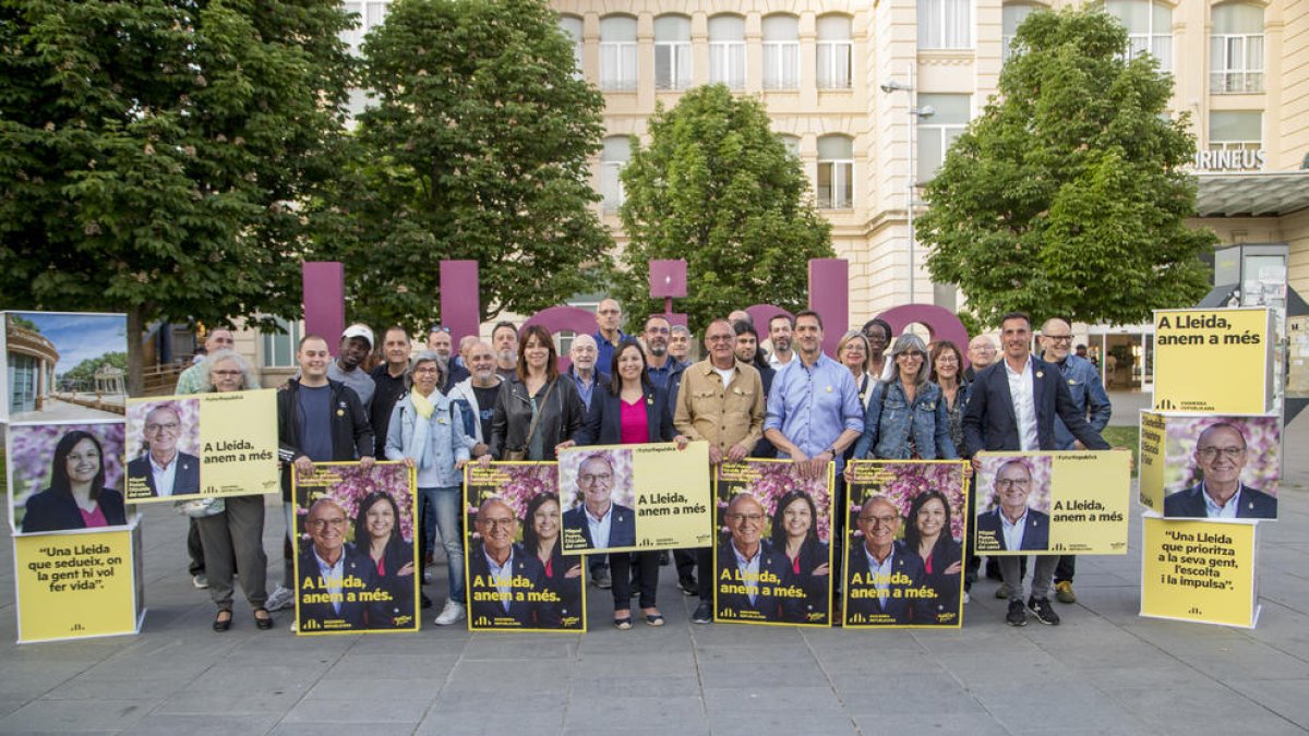 ERC. Miquel Pueyo i els membres de la seua llista van mostrar els cartells electorals vora l’estació de trens.