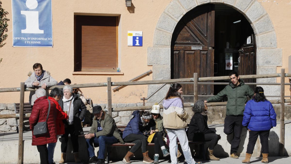Algunos de los figurantes que participaron en la jornada de rodaje ayer en El Pont de Suert.