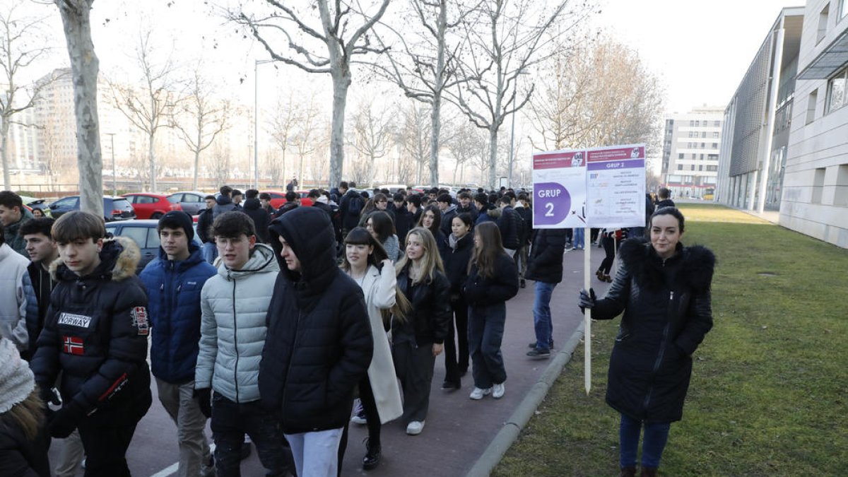 Campus oberts. Un total de 2.121 alumnes d’últim curs de Batxillerat o de cicles superiors d’FP van visitar ahir els diferents centres de la UdL. A la imatge, un grup d’ells al campus de Cappont.
