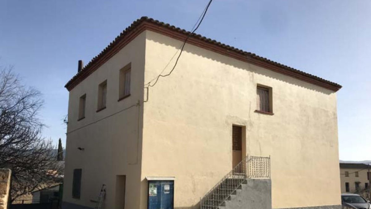 L’edifici de les antigues escoles de Sant Romà d’Abella.