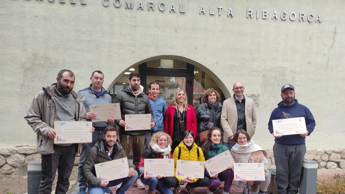 Foto de grupo con los premiados del Jove Emprenedor 2022.