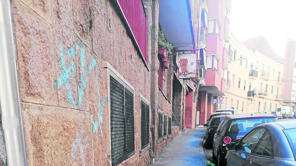 Una acera de la calle Corts Catalanes.