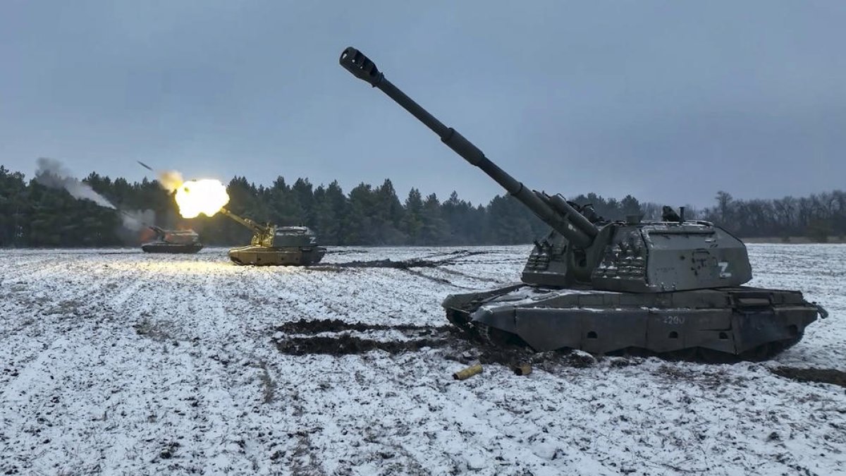 Obusos autopropulsats russos disparant en una zona de Donetsk.