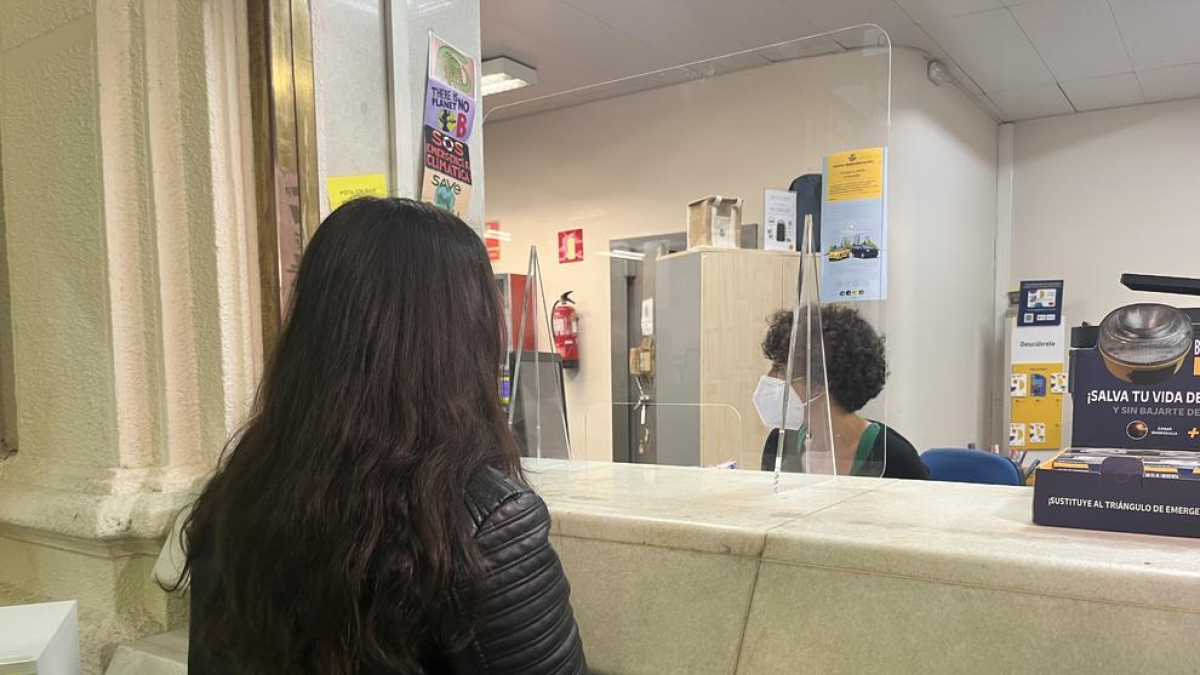 Un jove sol·licita el bo cultural en una oficina de Correus