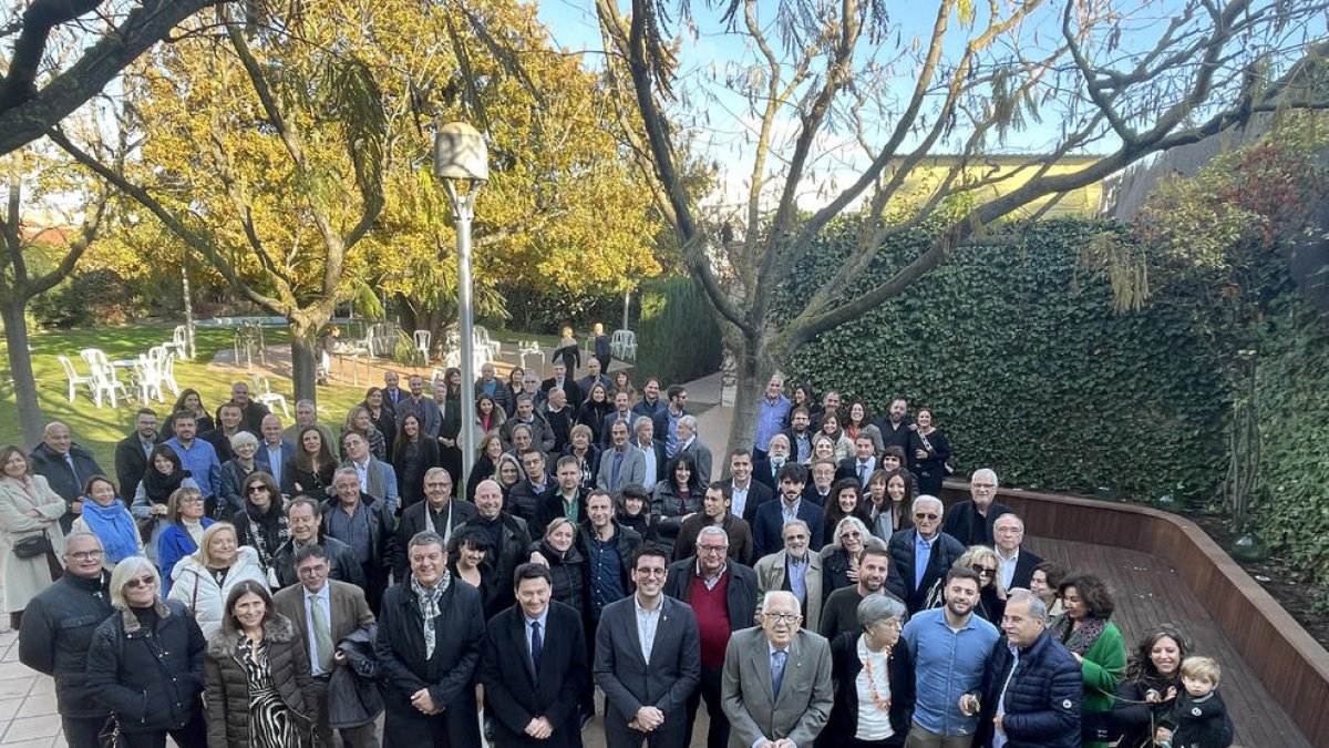 Imatge de família dels 130 assistents al dinar de Nadal a Golmés.