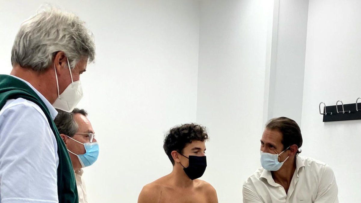 Marc Márquez, amb els metges que el van atendre.