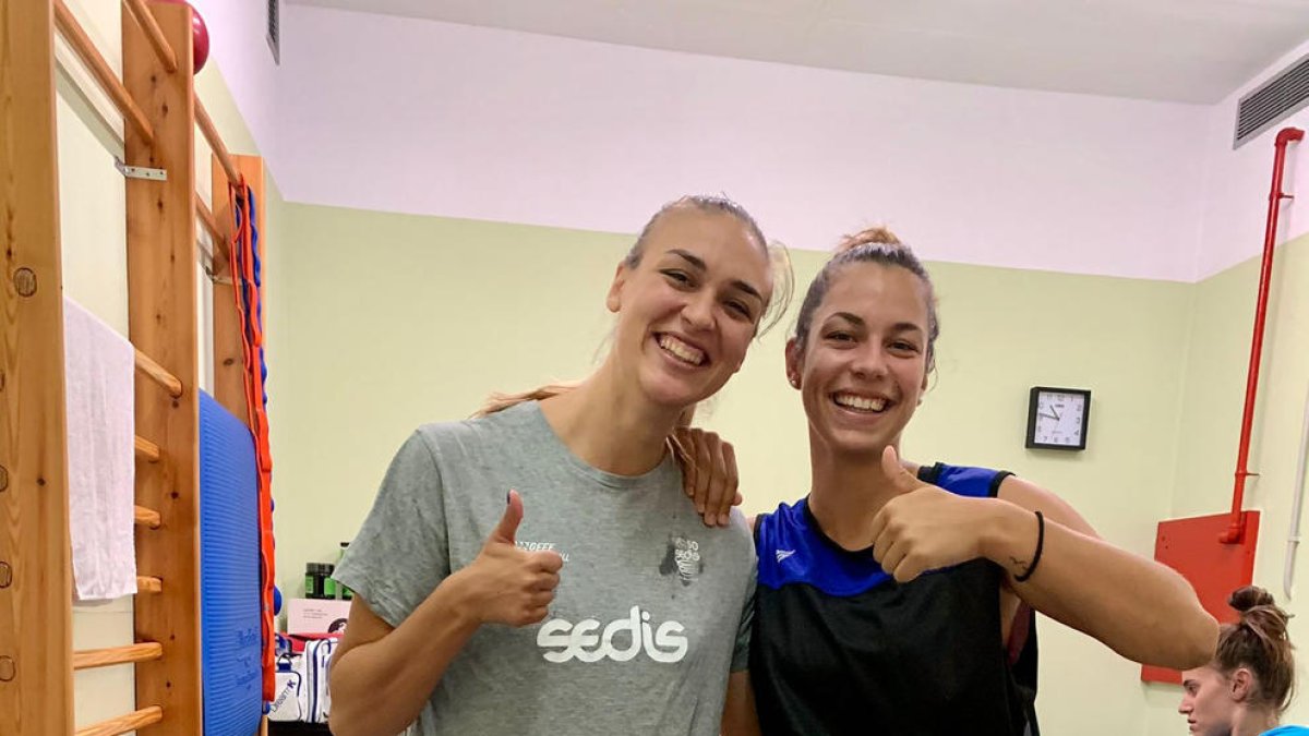 Ariadna Pujol i Júlia Soler ahir durant les proves mèdiques.