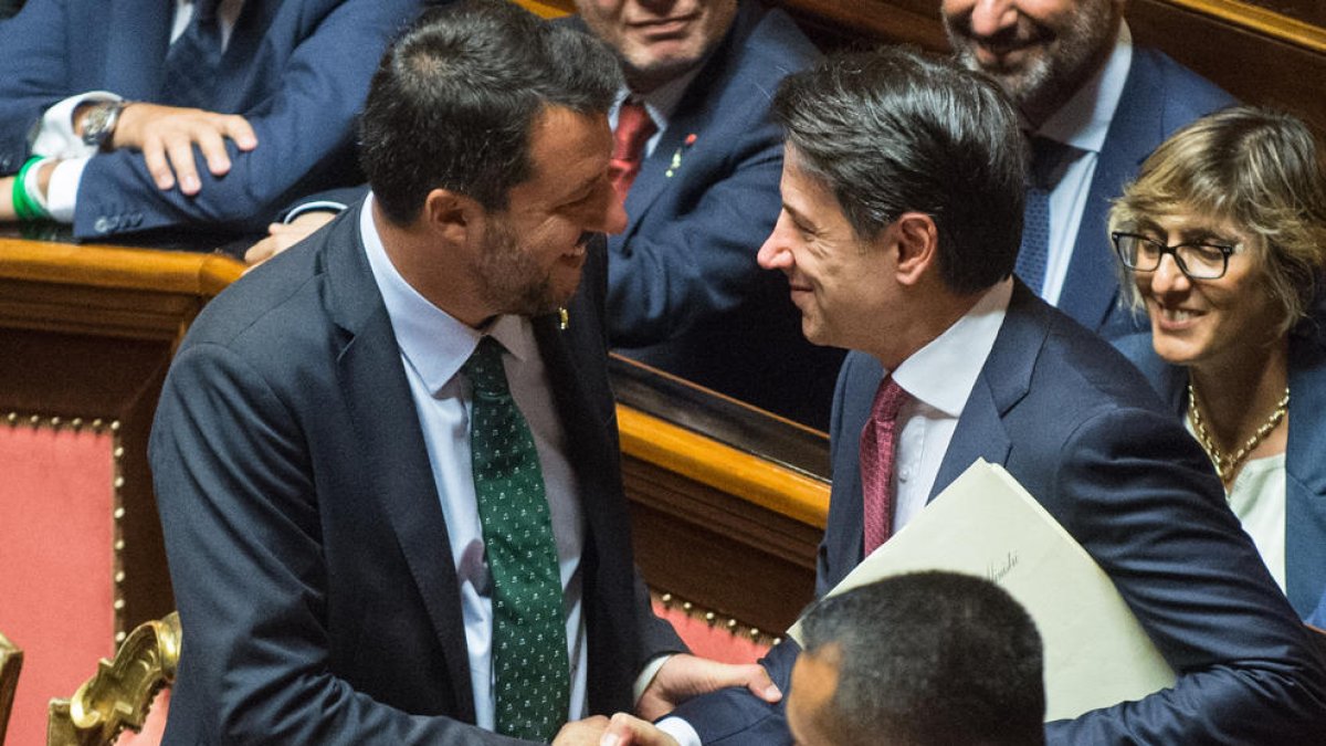 Foto de archivo de Matteo Salvini con Guisseppe Conte en 2019.