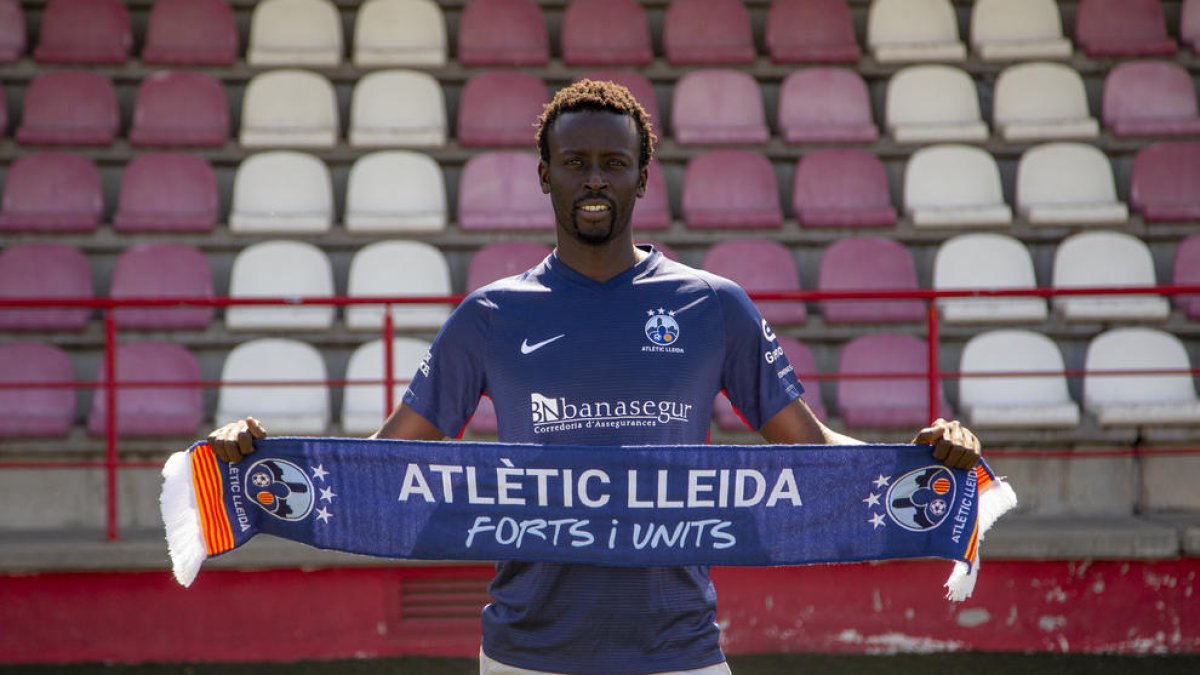Abdoulaye Fall, ahir en la seua presentació amb l’Atlètic Lleida.