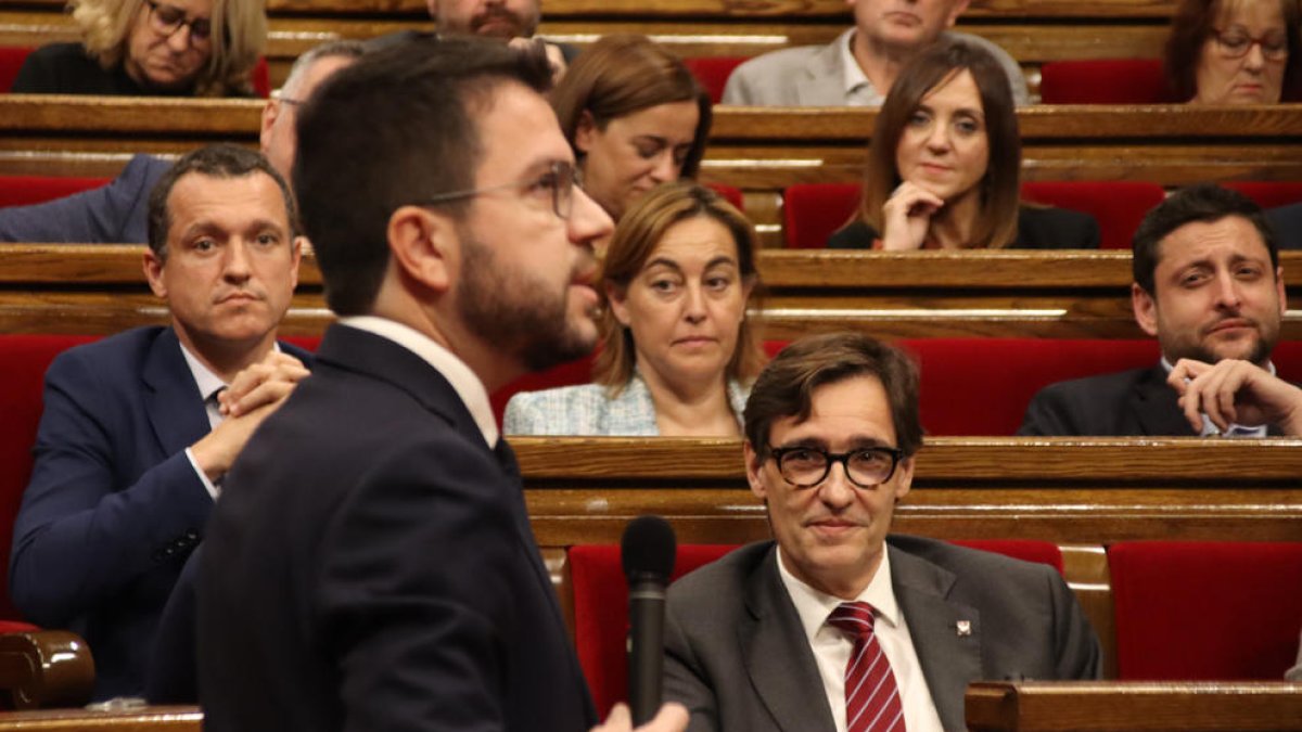Salvador Illa mira Pere Aragonès al ple del Parlament el passat 9 de novembre.