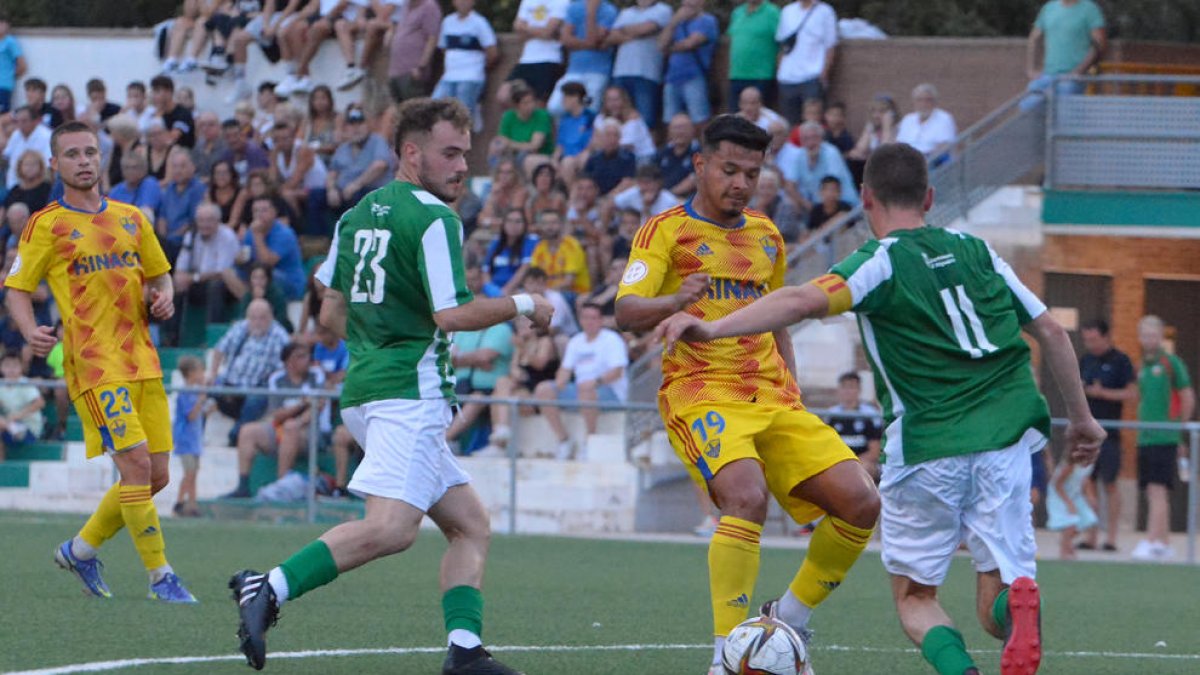 Mejía intenta controlar el balón ante dos jugadores del Alguaire.