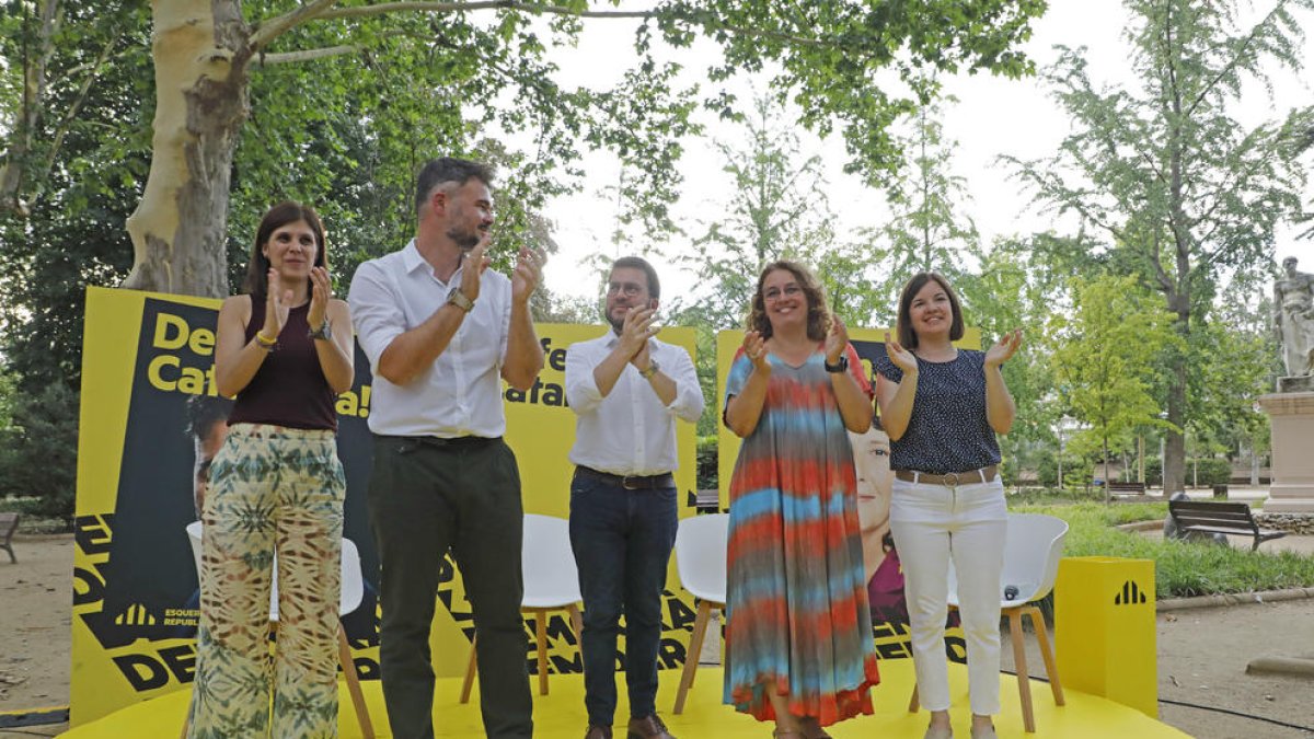 Marta Vilalta, Gabriel Rufián, Pere Aragonès, Inés Granollers y Sara Bailac, ayer en los Camps Elisis.