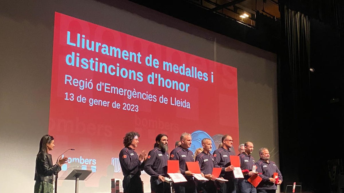 Imatge d’alguns dels bombers que van ser condecorats ahir.