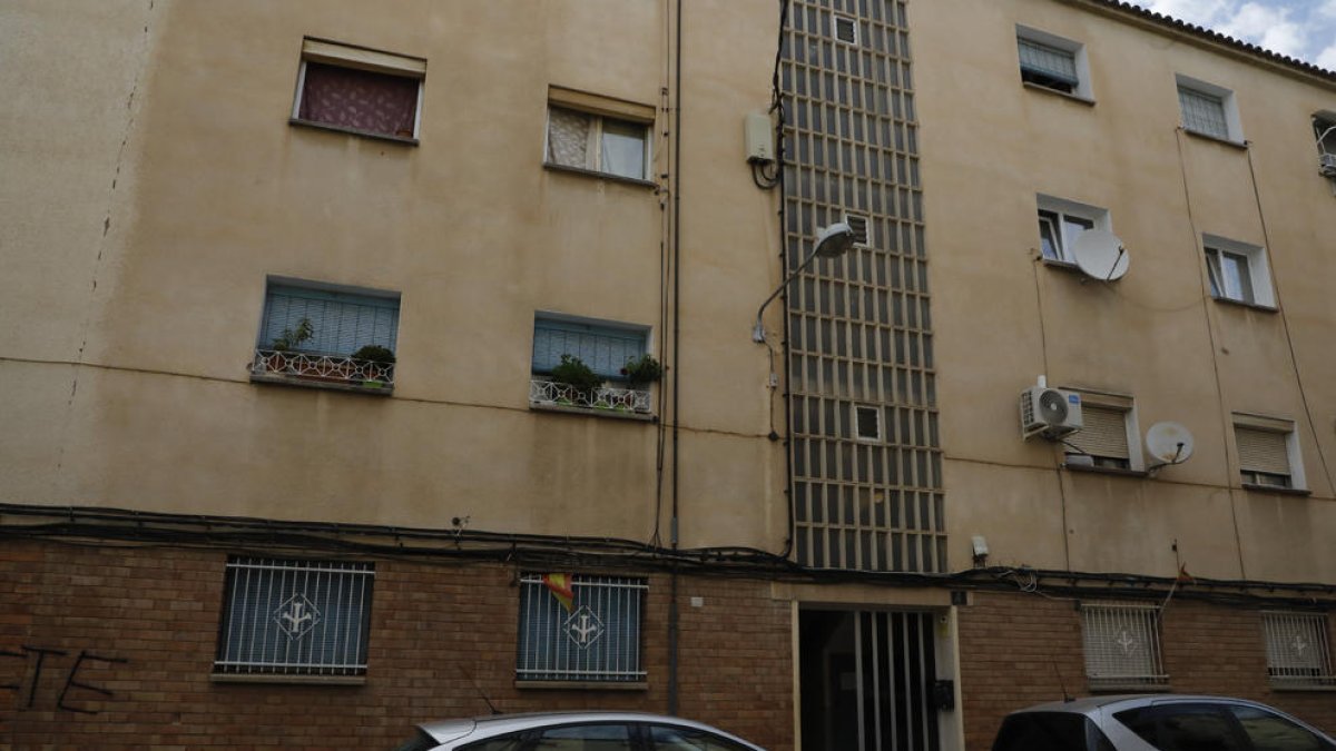 Imatge de l’edifici afectat per la plaga de xinxes. A la dreta, el braç d’un veí amb picades.