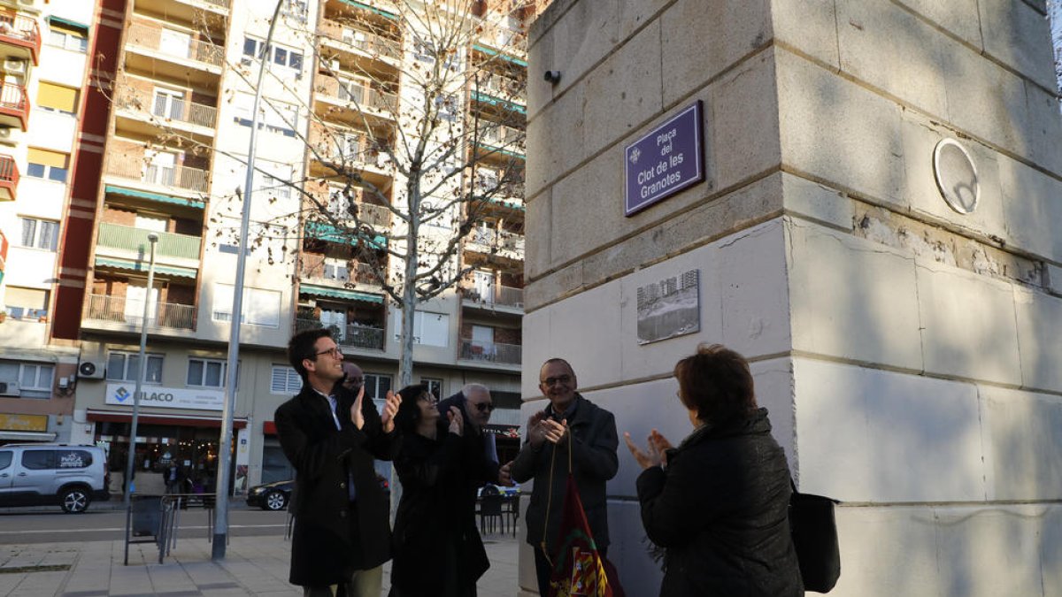 Miquel Pueyo, Toni Postius y Montse Salvatella presentaron ayer la nueva placa de la plaza del Clot.