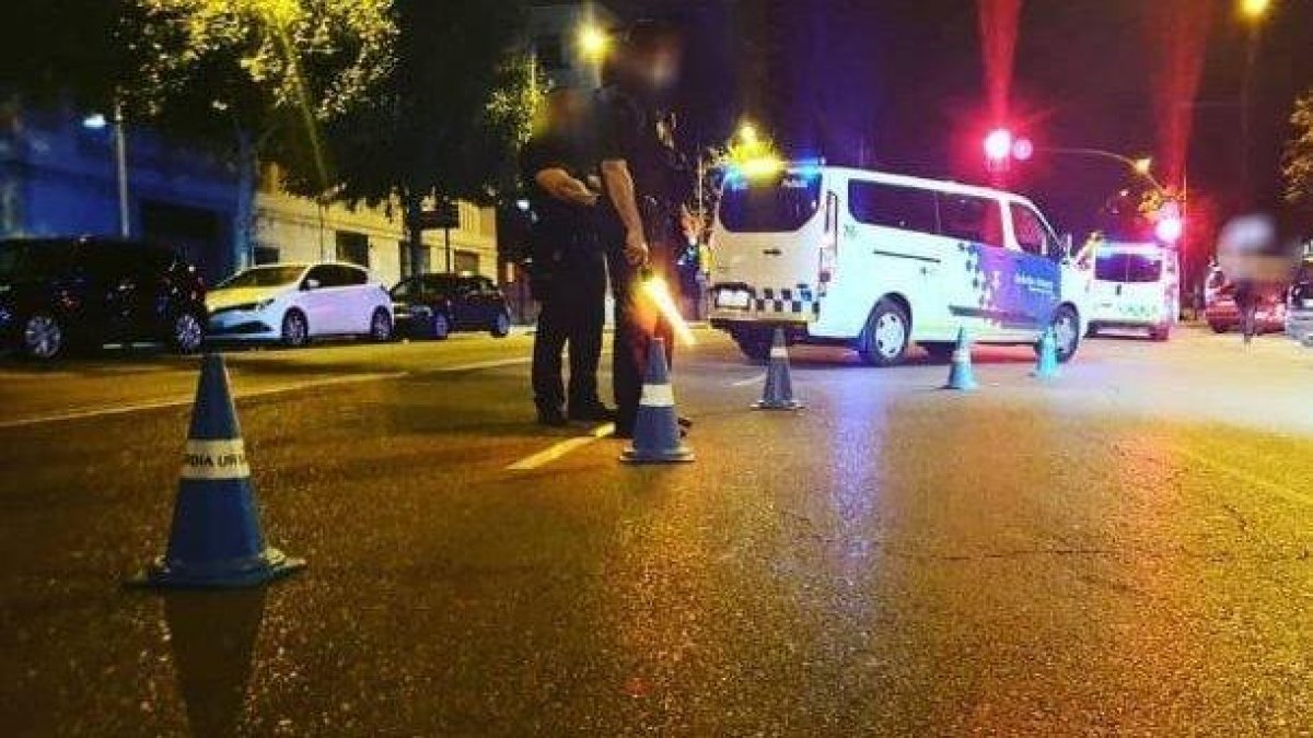 Li tiren una tassa al cap mentre conduïa i provoca un accident