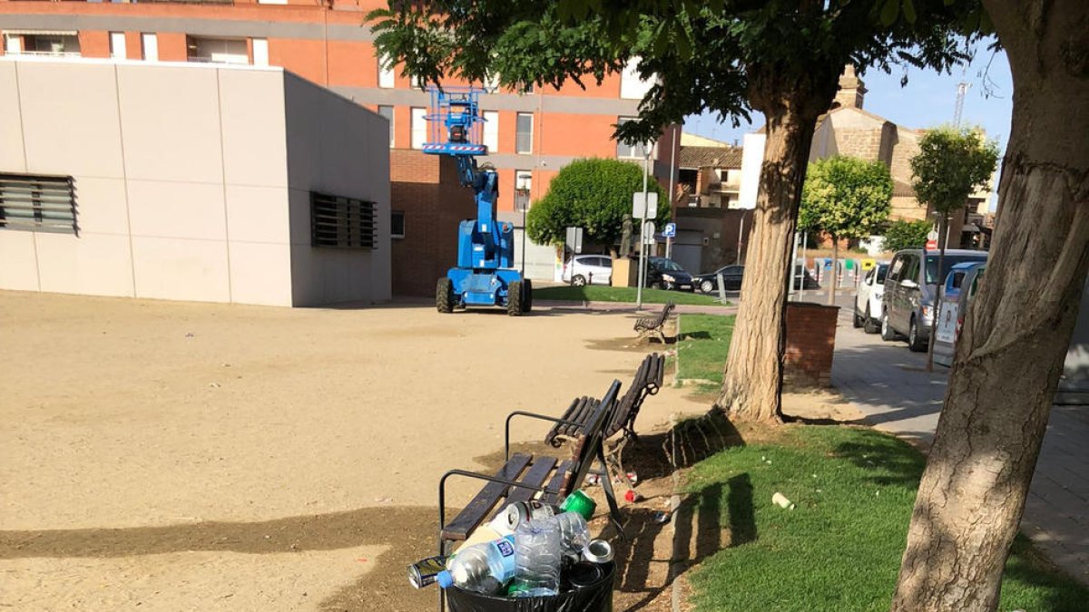 Papeleras llenas en uno de los parques de Torrefarrera.