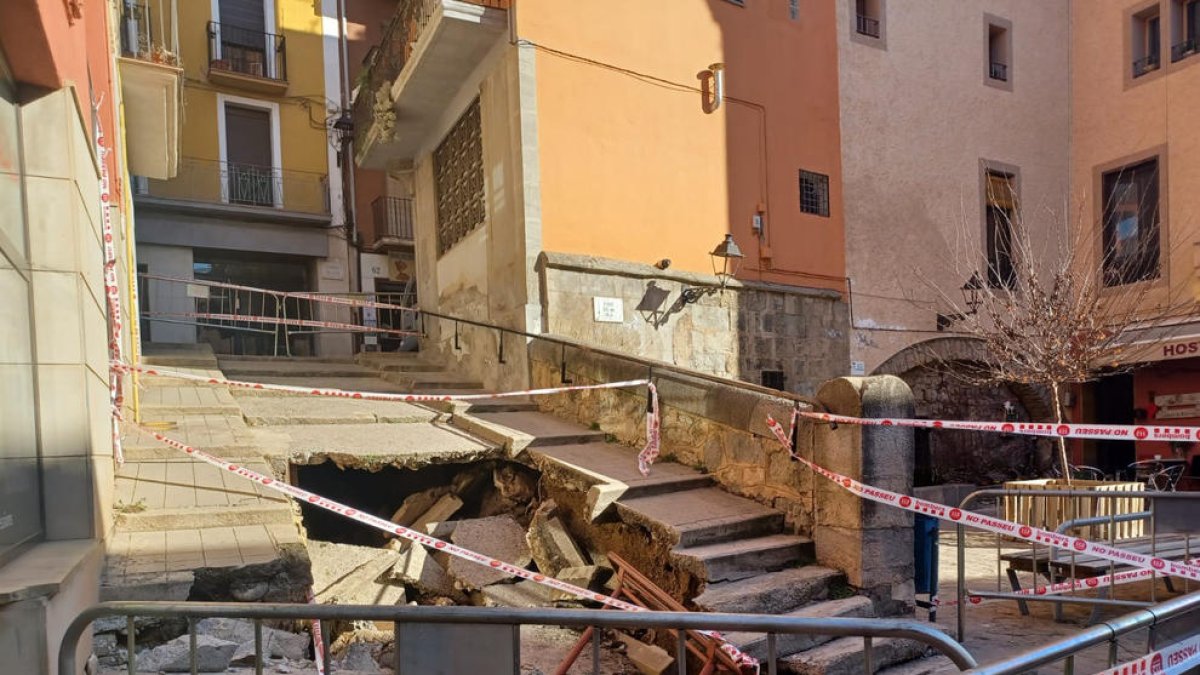 Els bombers van sanejar i perimetrar la zona de les escales i l’accés des del carrer Major.
