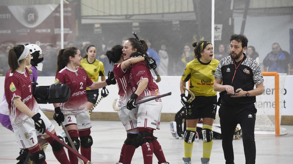 Luchi Agudo protesta a l'àrbitre mentre les jugadores del Fraga celebren el gol de l'empat.