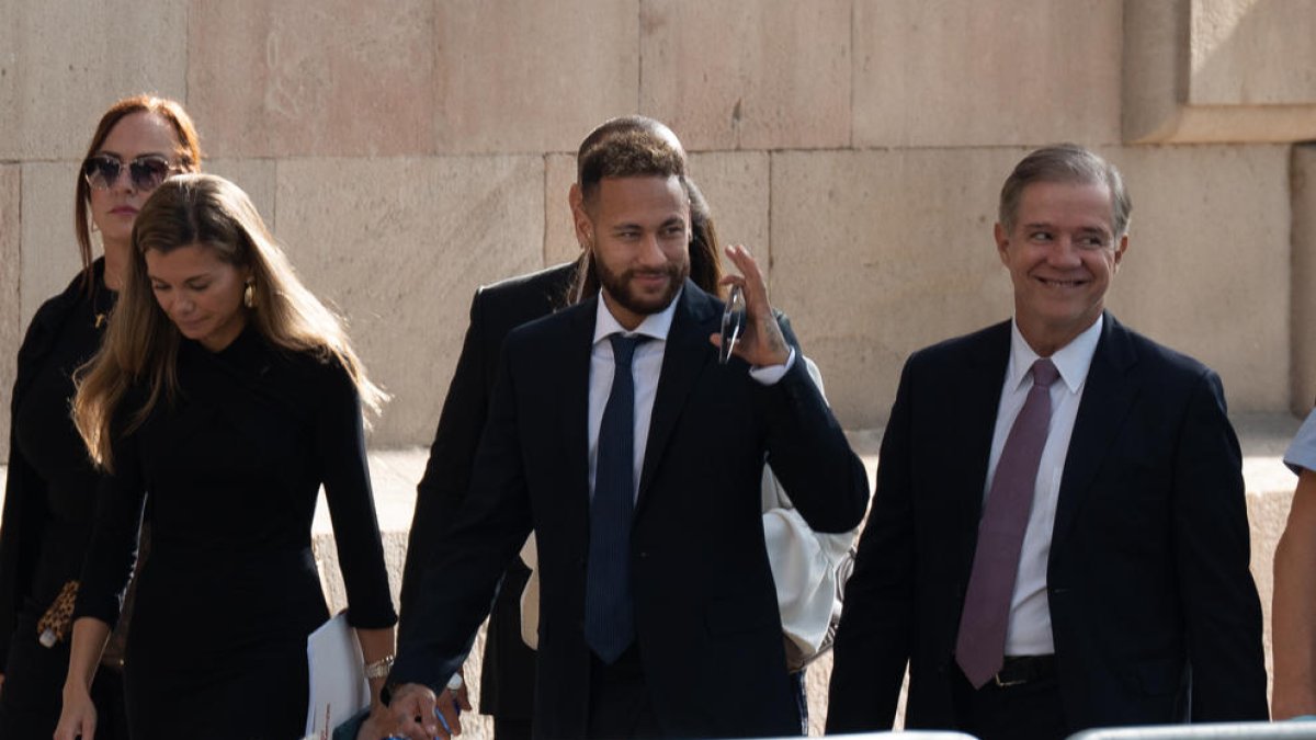 El davanter del Paris Saint-Germain Neymar Da Silva a la seua arribada al judici pel 'cas Neymar 2', a l'Audiència de Barcelona.